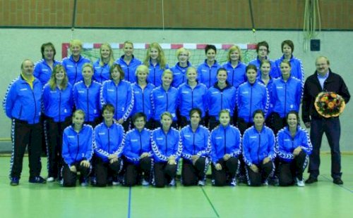 Dalumer Handball- Damen in neuen Präsentationsanzügen